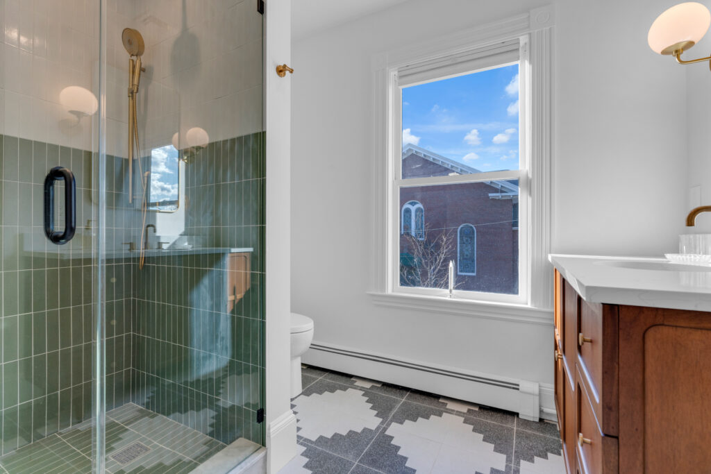 FAUCETS & SINKS